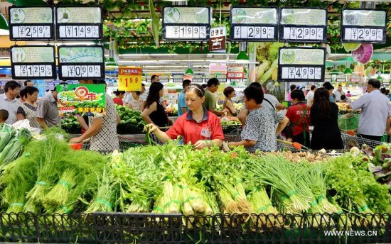People buy vegetables at a supermarket in Hengshui City, north China's Hebei Province, Aug. 8, 2015. China's consumer price index (CPI), the main gauge of inflation, rose by 1.6 percent year on year in July, the highest level since 2015, the State Bureau of Statistics announced on Aug. 9. (Photo: Xinhua/Mou Yu) People buy vegetables at a supermarket in Hengshui City, north China's Hebei Province, Aug. 8, 2015. China's consumer price index (CPI), the main gauge of inflation, rose by 1.6 percent year on year in July, the highest level since 2015, the State Bureau of Statistics announced on Aug. 9. (Photo: Xinhua/Mou Yu)