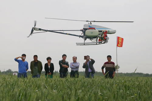 A drone is spraying crops with fertilizer. (Photo/China Daily) A drone is spraying crops with fertilizer. (Photo/China Daily)