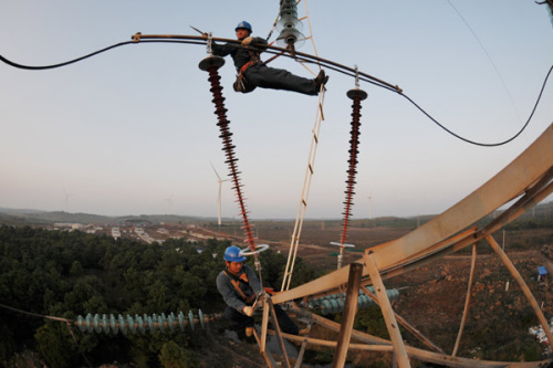 Workers check power transmission lines in Mingguang, Anhui province. (Photo proided to China Daily) Workers check power transmission lines in Mingguang, Anhui province. (Photo proided to China Daily)