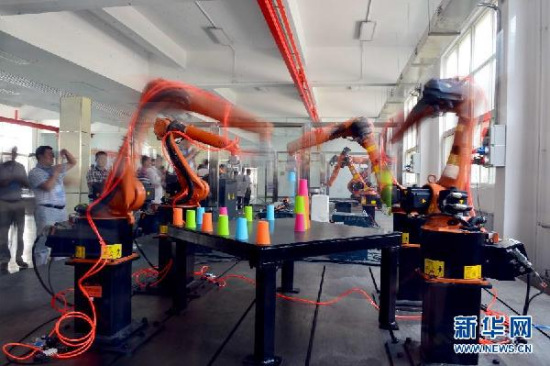 Visitors observe a robot workstation at an intelligent robot research institute in Shandong, June 21, 2015. (Photo/Xinhuanet) Visitors observe a robot workstation at an intelligent robot research institute in Shandong, June 21, 2015. (Photo/Xinhuanet)