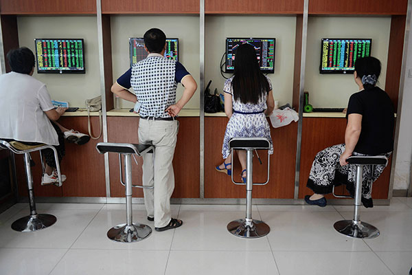 Retail investors check share prices at a brokerage in Qingdao, Shandong province, on Aug 18. The benchmark Shanghai Composite Index plunged by 6.15 percent to close at 3,748.16 points. (Yu Fangping / For China Daily) Retail investors check share prices at a brokerage in Qingdao, Shandong province, on Aug 18. The benchmark Shanghai Composite Index plunged by 6.15 percent to close at 3,748.16 points. (Yu Fangping / For China Daily)