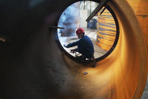 A worker doing soldering at a factory in Nantong, Jiangsu province.(Xu Ruiping/For China Daily) A worker doing soldering at a factory in Nantong, Jiangsu province.(Xu Ruiping/For China Daily)