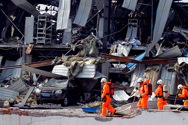 Rescuers at the Tianjin chemical explosion site. The tragic incident has reportedly demonstrated the danger China faces by not diversifying its insurance risks. (Zhu Xingxin / China Daily) Rescuers at the Tianjin chemical explosion site. The tragic incident has reportedly demonstrated the danger China faces by not diversifying its insurance risks. (Zhu Xingxin / China Daily)
