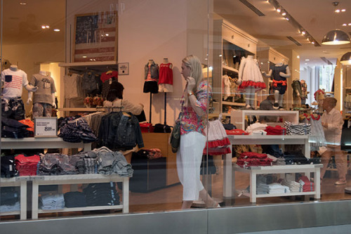 A GAP store in Shanghai. Although quickly growing, the Chinese market is still at an early stage of expansion offering attractive opportunities for foreign apparel brands. (Gao Erqiang/China Daily) A GAP store in Shanghai. Although quickly growing, the Chinese market is still at an early stage of expansion offering attractive opportunities for foreign apparel brands. (Gao Erqiang/China Daily)