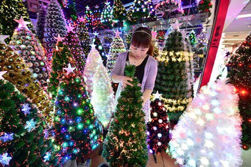A sales person sorts and arranges decorative Christmas trees for exports in Yiwu, Zhejiang province.(Lyu Bin/China Daily) A sales person sorts and arranges decorative Christmas trees for exports in Yiwu, Zhejiang province.(Lyu Bin/China Daily)