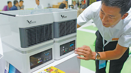 An exhibitor explains the functions of an air purifier at an exhibition in Beijing. Last year, 5.1 million air purifiers for home and office use were sold in China. (Zhu Xingxin/China Daily) An exhibitor explains the functions of an air purifier at an exhibition in Beijing. Last year, 5.1 million air purifiers for home and office use were sold in China. (Zhu Xingxin/China Daily)