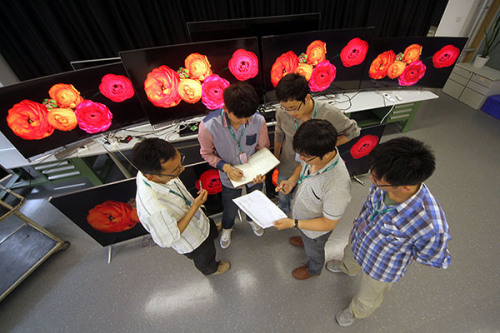 Technicians from Hisense Co Ltd test color images on Hisense TV sets at the facility in Qingdao, Shandong province. The company is among the world's top three producers of TV sets with a horizontal resolution of 4,000 pixels. (Photo/Xinhua) Technicians from Hisense Co Ltd test color images on Hisense TV sets at the facility in Qingdao, Shandong province. The company is among the world's top three producers of TV sets with a horizontal resolution of 4,000 pixels. (Photo/Xinhua)