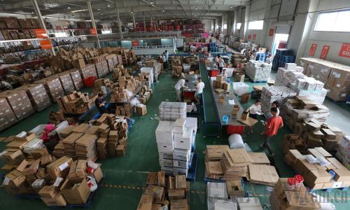 Workers pack commodities according to electronic orders in a Zhengzhou-based cross-border e-commerce supervision center on May 29 (XINHUA) Workers pack commodities according to electronic orders in a Zhengzhou-based cross-border e-commerce supervision center on May 29 (XINHUA)