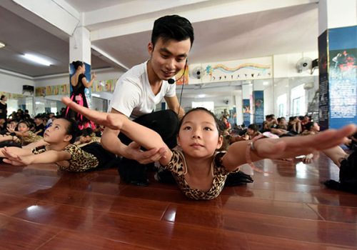 Kang Yuanming provides basic training at a dance class in Dongxiang county, Jiangxi province, in August. He and two colleagues set up a dance school after they graduated from Jiangxi Normal University in 2013. (Song Zhenping/Xinhua) Kang Yuanming provides basic training at a dance class in Dongxiang county, Jiangxi province, in August. He and two colleagues set up a dance school after they graduated from Jiangxi Normal University in 2013. (Song Zhenping/Xinhua)