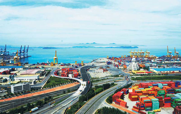 A key port in Northeast China, Dalian Port handled more than 10 million containers in 2014. (Photo provided to China Daily) A key port in Northeast China, Dalian Port handled more than 10 million containers in 2014. (Photo provided to China Daily)