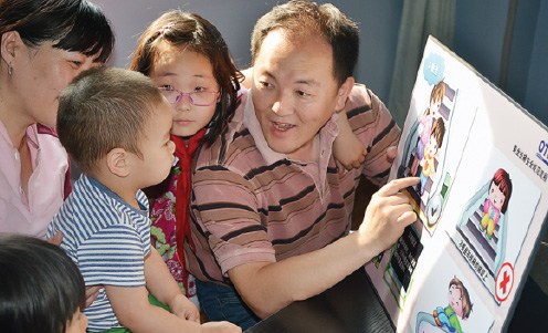 Otis volunteer Hao Yong (right) and his daughter Hao Yiran (second right) instruct children in Tianjin about escalator safety. (Photo provided to China Daily) Otis volunteer Hao Yong (right) and his daughter Hao Yiran (second right) instruct children in Tianjin about escalator safety. (Photo provided to China Daily)