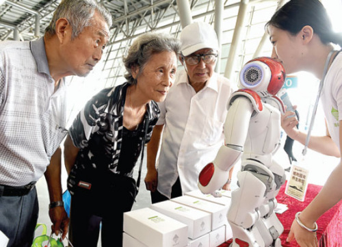 Visitors examine a robot designed to serve the elderly at an expo in Anhui province, on Aug 14. (Photo/Xinhua) Visitors examine a robot designed to serve the elderly at an expo in Anhui province, on Aug 14. (Photo/Xinhua)