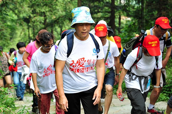 A group of seniors takes a mountain hike in Lushan, Jiangxi province. (Photo provided to China Daily) A group of seniors takes a mountain hike in Lushan, Jiangxi province. (Photo provided to China Daily)