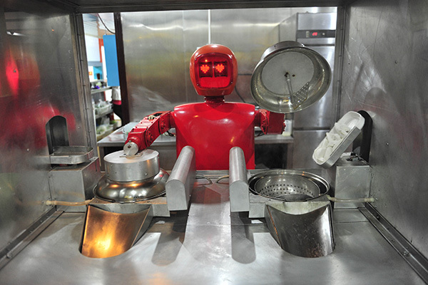 A robot stir-fries a dish at a restaurant in Harbin, capital of Heilongjiang province. (Photo provided to China Daily) A robot stir-fries a dish at a restaurant in Harbin, capital of Heilongjiang province. (Photo provided to China Daily)