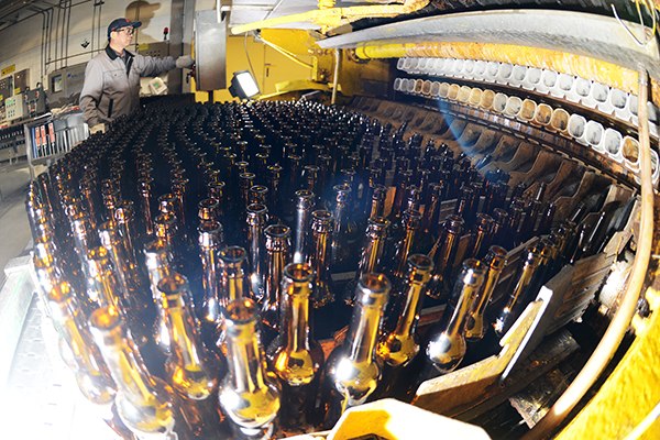 A production line of Anheuser-Busch InBev in Wuhan, capital of Hubei province. (Photo/China Daily) A production line of Anheuser-Busch InBev in Wuhan, capital of Hubei province. (Photo/China Daily)