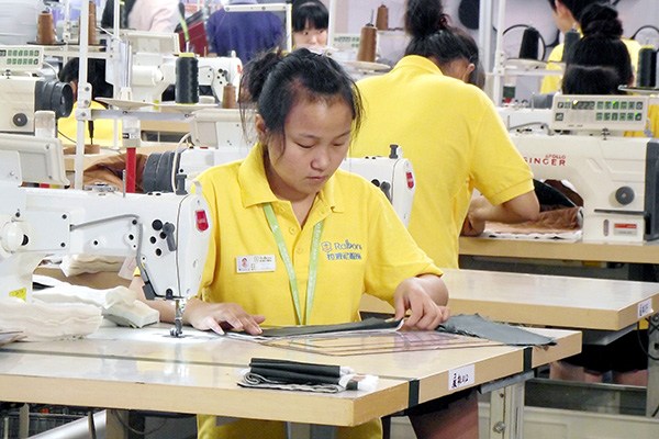 Employees measure cloth before cutting at a private textiles and garments company in Nanjing, Jiangsu province. (Photo/China Daily) Employees measure cloth before cutting at a private textiles and garments company in Nanjing, Jiangsu province. (Photo/China Daily)