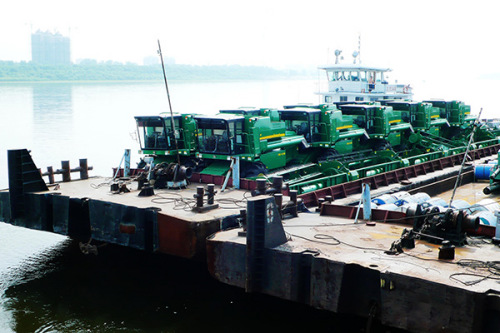 A barge loaded with 10 made-in-China combine harvesters at Heihe port, Heilongjiang province. The vehicles were sold to companies in Blagoveshchensk of Russia. (Photo provided to China Daily) A barge loaded with 10 made-in-China combine harvesters at Heihe port, Heilongjiang province. The vehicles were sold to companies in Blagoveshchensk of Russia. (Photo provided to China Daily)
