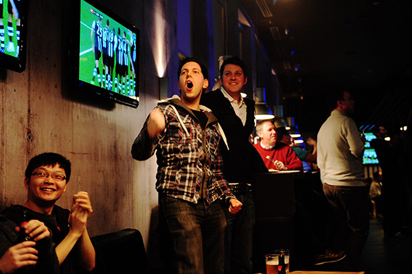 Fans cheer their team in a pub in Newcastle, the United Kingdom. LeTV Holdings Co Ltd has won the rights to broadcast the English Premier League for the coming three seasons in Hong Kong. (Photo provided to China Daily)