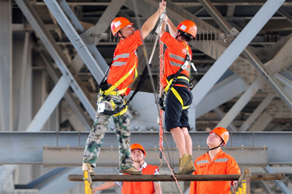 Workers reinforce a bridge on the Yangtze River in Jiujiang, Jiangxi province. (Photo/China Daily) Workers reinforce a bridge on the Yangtze River in Jiujiang, Jiangxi province. (Photo/China Daily)