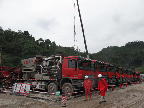 A foreman and a visitor pass fracturing trucks in a shale gas field in Gongxian county, Sichuan province. (Photo by Huang Zhiling/chinadaily.com.cn) A foreman and a visitor pass fracturing trucks in a shale gas field in Gongxian county, Sichuan province. (Photo by Huang Zhiling/chinadaily.com.cn)