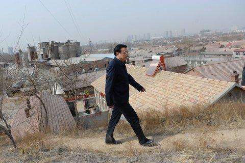 Premier Li pays an inspection tour to Chifeng City, Inner Mongolia in 2014. (File photo/The Beijing News) Premier Li pays an inspection tour to Chifeng City, Inner Mongolia in 2014. (File photo/The Beijing News)