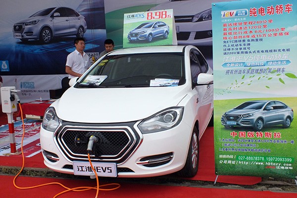 A customer examines an new-energy car at an auto show in Changzhou. More policies to boost the NEV sector are in the pipeline. (Photo/China Daily) A customer examines an new-energy car at an auto show in Changzhou. More policies to boost the NEV sector are in the pipeline. (Photo/China Daily)