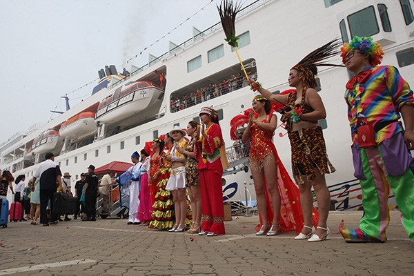 Performers welcome passengers aboard for a cruise in Yantai, Shandong province. The China Cruise and Yacht Industry Association said it expects about 1 million Chinese tourists to take cruises this year, compared with 861,700 passengers last year. (Photo/China Daily) Performers welcome passengers aboard for a cruise in Yantai, Shandong province. The China Cruise and Yacht Industry Association said it expects about 1 million Chinese tourists to take cruises this year, compared with 861,700 passengers last year. (Photo/China Daily)