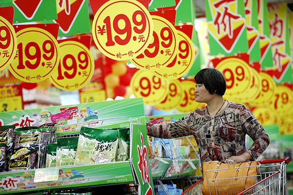 A customer shops at a supermarket in Huaibei, Anhui province, on Oct 13, 2015. (Photo/China Daily) A customer shops at a supermarket in Huaibei, Anhui province, on Oct 13, 2015. (Photo/China Daily)
