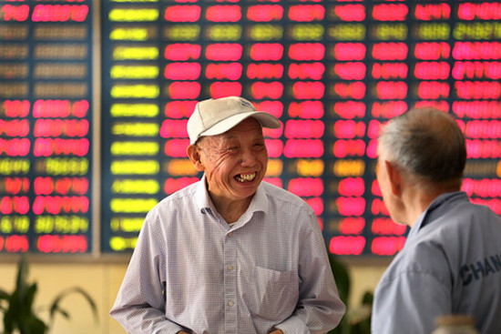 Investors at a brokerage office in Nantong, Jiangsu province. (Photo/Xu Congjun) Investors at a brokerage office in Nantong, Jiangsu province. (Photo/Xu Congjun)