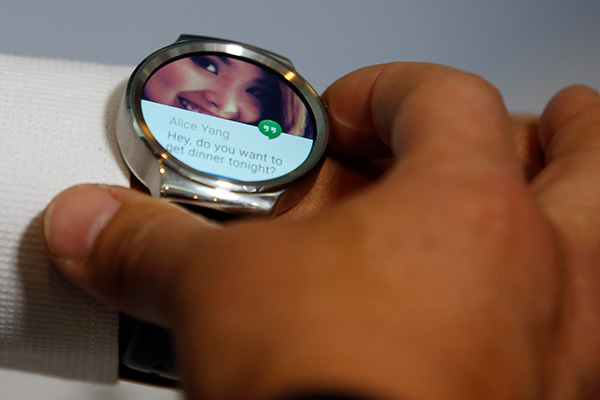 Huawei Watch on display during the Mobile World Congress in Barcelona. On March 3, 2015, Chinese telecom equipment maker Huawei launched its first smartwatch, a round-faced device that works with Android phones, joining a crowded market weeks before the introduction of the highly anticipated Apple Watch. (Photo/China Daily) Huawei Watch on display during the Mobile World Congress in Barcelona. On March 3, 2015, Chinese telecom equipment maker Huawei launched its first smartwatch, a round-faced device that works with Android phones, joining a crowded market weeks before the introduction of the highly anticipated Apple Watch. (Photo/China Daily)