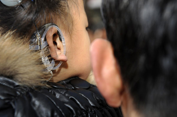 A girl, from Yinchuan, Northwest China's Ningxia Hui autonomous region, found her hearing aid on Nov 17, 2013.(Photo/Xinhua) A girl, from Yinchuan, Northwest China's Ningxia Hui autonomous region, found her hearing aid on Nov 17, 2013.(Photo/Xinhua)