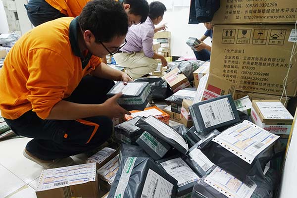 Workers at a local express company in Fuyang, Anhui province, sort packages for delivery. WANG BIAO/CHINA DAILY Workers at a local express company in Fuyang, Anhui province, sort packages for delivery. WANG BIAO/CHINA DAILY