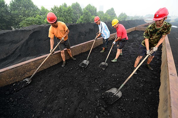 Workers unload coal for power generation at a railway station in Nanchang, Jiangxi province. Among all the listed coal firms, Shaanxi Coal Industry Co Ltd was the worst-hit in the sector after it posted losses of 1.8 billion yuan ($284 million) in the first nine months. (Photo/China Daily) Workers unload coal for power generation at a railway station in Nanchang, Jiangxi province. Among all the listed coal firms, Shaanxi Coal Industry Co Ltd was the worst-hit in the sector after it posted losses of 1.8 billion yuan ($284 million) in the first nine months. (Photo/China Daily)