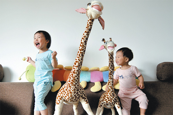 Two sisters, aged 3 and 1, are happy to get their gifts of giraffe toys on Children's Day on June 1, in Hangzhou, capital of Zhejiang province. The photographer has been tracking the children's progress over the years in this two-children family. (Photo provided to China Daily) Two sisters, aged 3 and 1, are happy to get their gifts of giraffe toys on Children's Day on June 1, in Hangzhou, capital of Zhejiang province. The photographer has been tracking the children's progress over the years in this two-children family. (Photo provided to China Daily)