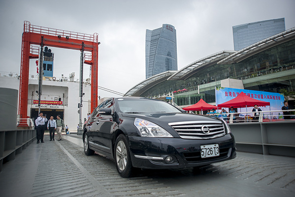 A car with a Taiwan registration plate drives off a vessel at a Xiamen port terminal in Fujian province. The scheduled meeting between leaders of the two sides boosted shares of Fujian-based companies in tourism, transport and trade on Nov 4, 2015. (Photo/China Daily)