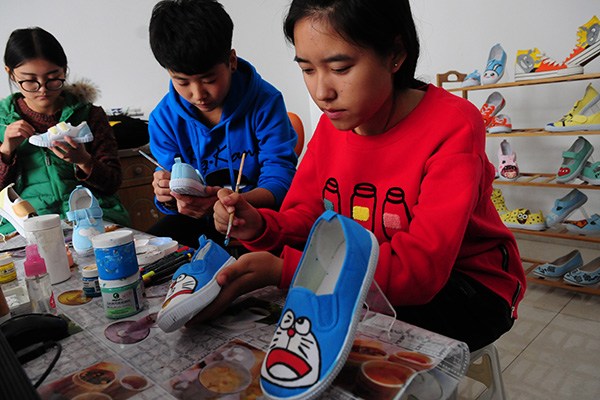 College students from Shandong Liaocheng University participate in an entrepreneurial event held by the university. (Photo/China Daily) College students from Shandong Liaocheng University participate in an entrepreneurial event held by the university. (Photo/China Daily)
