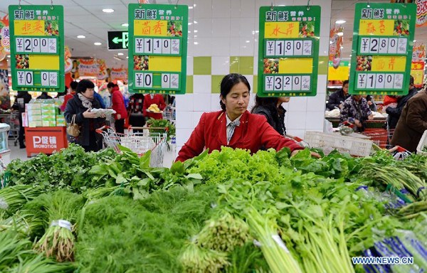 A staff member places vegetables at a super market in Cangzhou, north China's Hebei Province, Nov. 8, 2015. China's consumer price index (CPI), the main gauge of inflation, grew 1.3 percent year on year in October. (Photo: Xinhua/Mo Yu) A staff member places vegetables at a super market in Cangzhou, north China's Hebei Province, Nov. 8, 2015. China's consumer price index (CPI), the main gauge of inflation, grew 1.3 percent year on year in October. (Photo: Xinhua/Mo Yu)