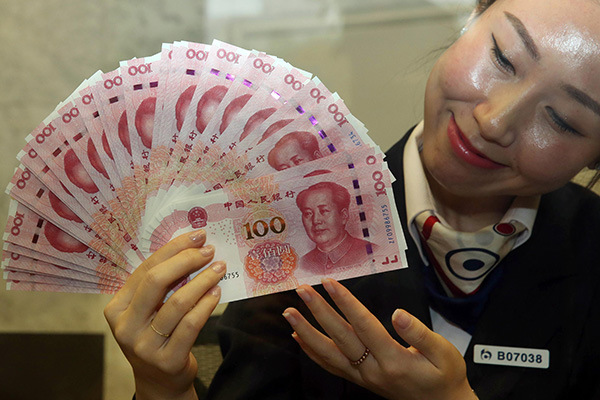 The latest edition of the 100-yuan bank note is displayed at a local branch of Bank of Communications in Beijing on Nov 12, the day it was issued. (Photo/China Daily) The latest edition of the 100-yuan bank note is displayed at a local branch of Bank of Communications in Beijing on Nov 12, the day it was issued. (Photo/China Daily)