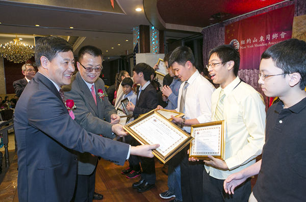 An Quanzhong(left), president of the New York Shandong Association and chairman of the Kongzi Education Foundation, awarded scholarships to local Chinese students. PROVIDED TO CHINA DAILY An Quanzhong(left), president of the New York Shandong Association and chairman of the Kongzi Education Foundation, awarded scholarships to local Chinese students. PROVIDED TO CHINA DAILY