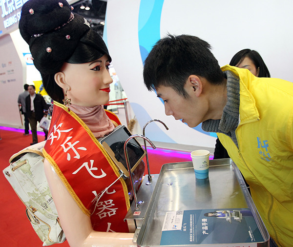 A man looks at a robot which can deliver food at the World Robot Conference 2015 in Beijing, Nov 23, 2015. (Photo/China Daily) A man looks at a robot which can deliver food at the World Robot Conference 2015 in Beijing, Nov 23, 2015. (Photo/China Daily)