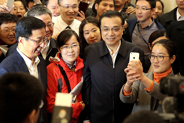Premier Li Keqiang is in high demand for selfies during his visit to the Shanghai free trade zone on Nov 25, 2015. (Photo/China Daily) Premier Li Keqiang is in high demand for selfies during his visit to the Shanghai free trade zone on Nov 25, 2015. (Photo/China Daily)