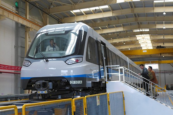 China's first low-and middle-speed maglev train gets debugged at Lanli Station in Changsha, Hunan province, on Nov 23, 2015. (Photo/China Daily) China's first low-and middle-speed maglev train gets debugged at Lanli Station in Changsha, Hunan province, on Nov 23, 2015. (Photo/China Daily)