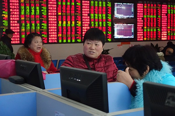 Stock investors at a brokerage in Fuyang, Anhui province. (Photo/China Daily) Stock investors at a brokerage in Fuyang, Anhui province. (Photo/China Daily)