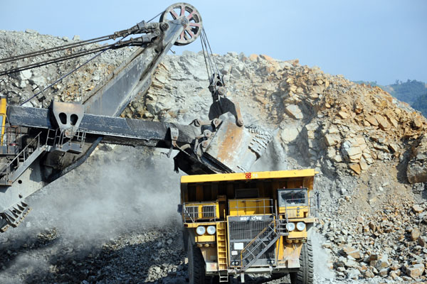 An open pit copper mine in Jiangxi province. On Tuesday, nine large copper companies said they would cut refined copper output by 350,000 metric tons next year. (Provided to China Daily) An open pit copper mine in Jiangxi province. On Tuesday, nine large copper companies said they would cut refined copper output by 350,000 metric tons next year. (Provided to China Daily)