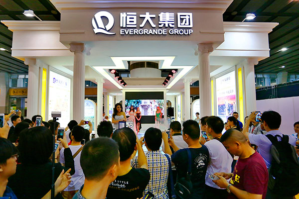 The booth of Evergrande Real Estate Group Ltd at a property expo in Guangzhou, capital of Guangdong province. (LIU JIAO/FOR CHINA DAILY) The booth of Evergrande Real Estate Group Ltd at a property expo in Guangzhou, capital of Guangdong province. (LIU JIAO/FOR CHINA DAILY)