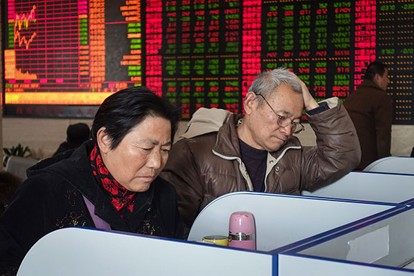 Investors at a brokerage in Fuyang, Anhui province. On Dec 4, the benchmark Shanghai Composite Index declined by 1.67 percent to close at 3,524.99 points. (Wang Biao/For China Daily) Investors at a brokerage in Fuyang, Anhui province. On Dec 4, the benchmark Shanghai Composite Index declined by 1.67 percent to close at 3,524.99 points. (Wang Biao/For China Daily)