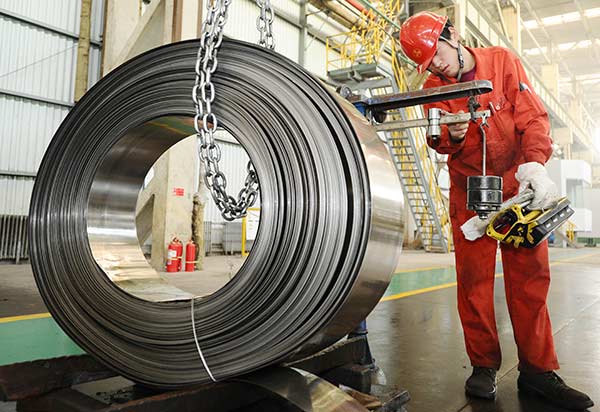 A worker at a steel plant in Dalian, Liaoning province, weighs alloy strips.(Liu Debin/For China Daily) A worker at a steel plant in Dalian, Liaoning province, weighs alloy strips.(Liu Debin/For China Daily)
