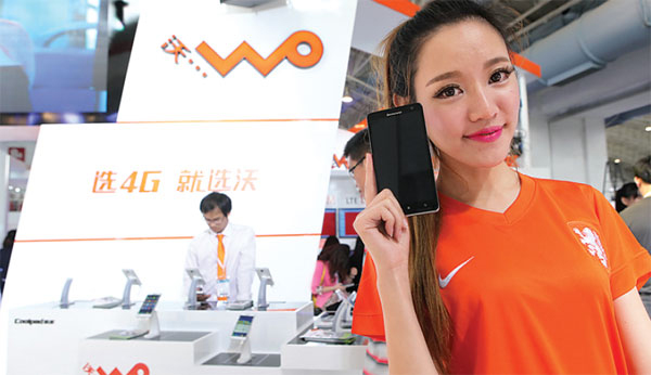 model stands next to promotional material on China Unicom's 4G services at an industry expo in Beijing. (Photo/China Daily) model stands next to promotional material on China Unicom's 4G services at an industry expo in Beijing. (Photo/China Daily)