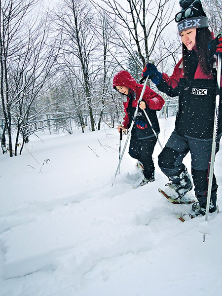 Two women skiers at the prestigious ski destination Resort Tomamu in Japan. (Photo/China Daily) Two women skiers at the prestigious ski destination Resort Tomamu in Japan. (Photo/China Daily)