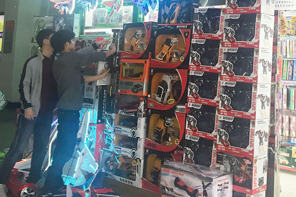 Remote controlled aircraft, electric toy cars and robots are welcomed by buyers of overseas Christmas gifts at the Yiwu Small Commodities Market in Zhejiang this year.(YAN YIQI/CHINA DAILY) Remote controlled aircraft, electric toy cars and robots are welcomed by buyers of overseas Christmas gifts at the Yiwu Small Commodities Market in Zhejiang this year.(YAN YIQI/CHINA DAILY)